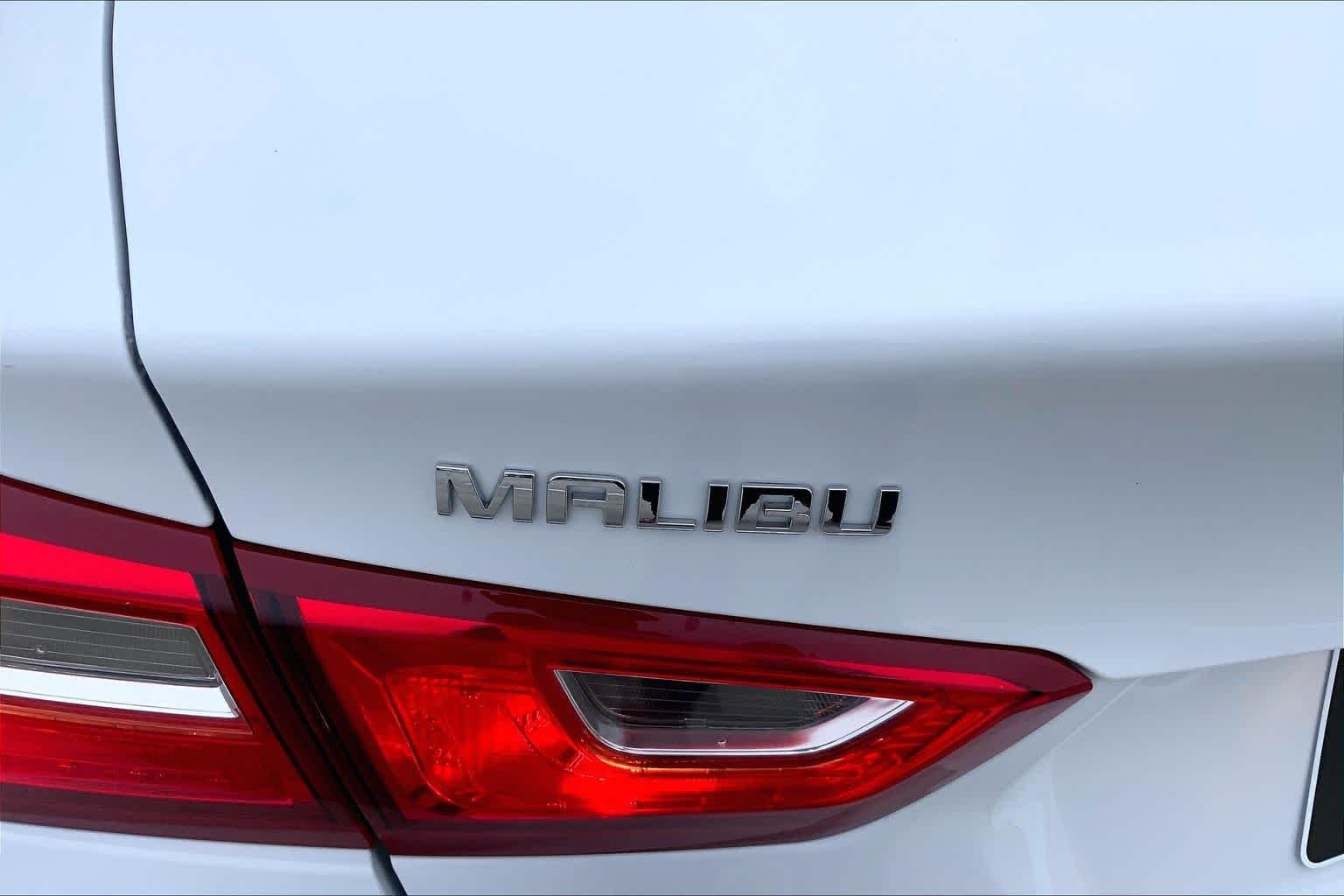 Used 2024 Summit White Chevrolet LT image 10