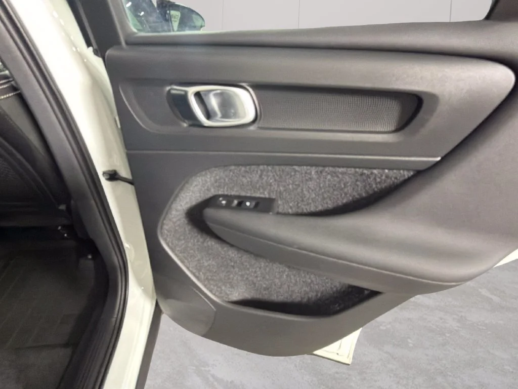 2021 Volvo XC40 R-Design - Photo 32