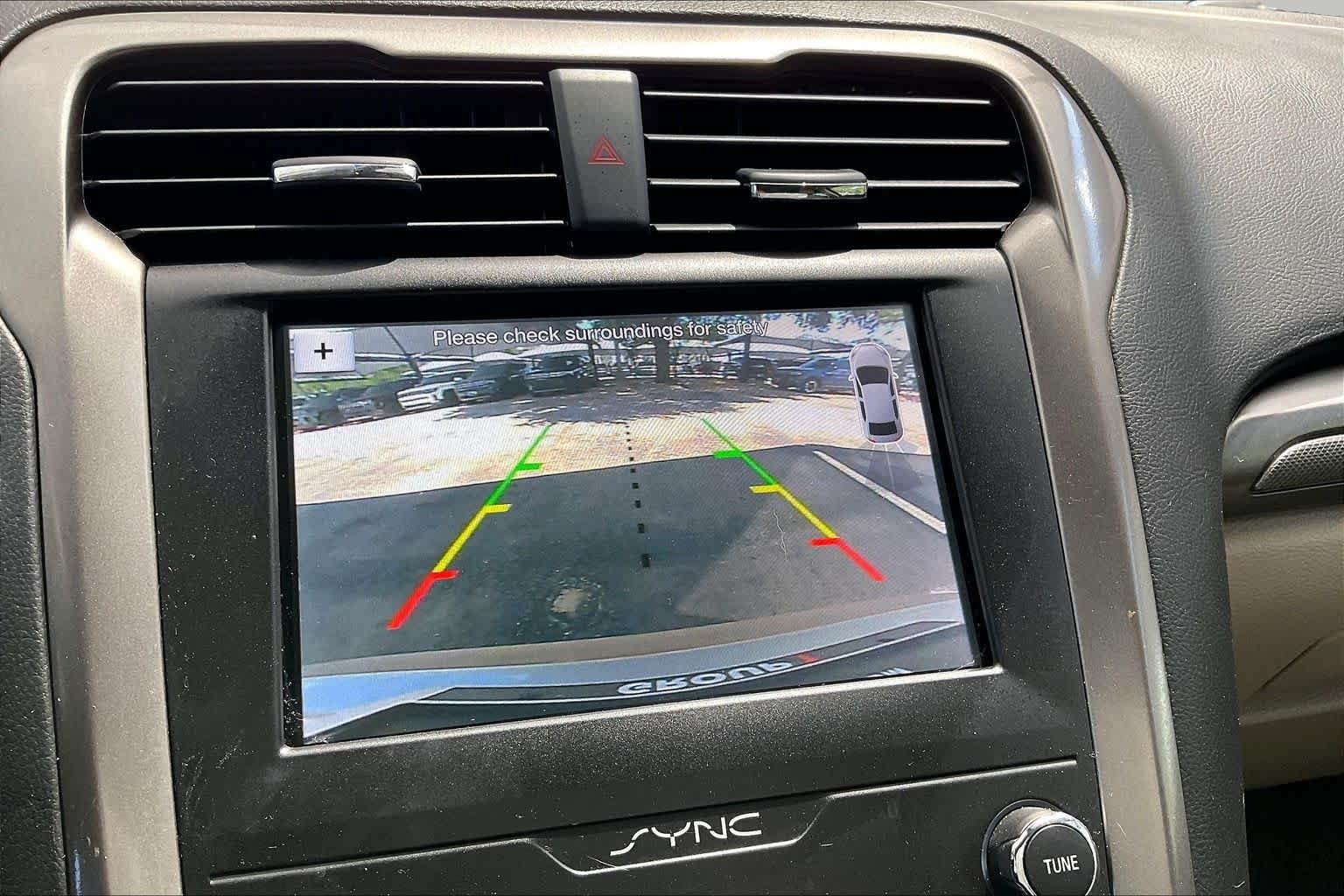 Used 2019 White Gold Metallic Ford SE image 29