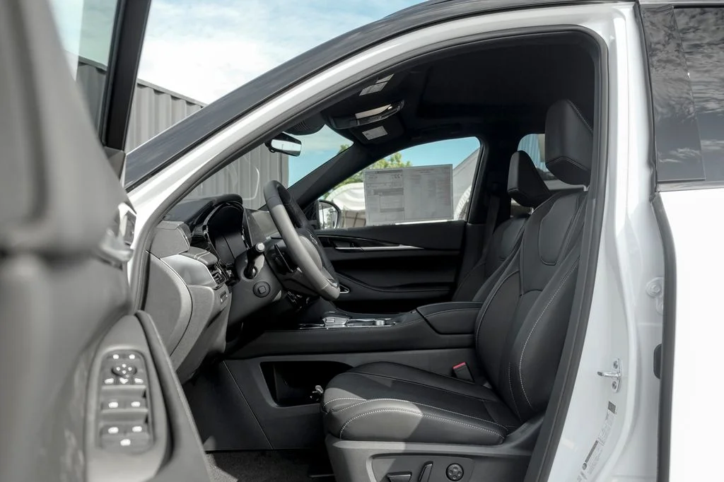 New 2027 2T RAD WHT INFINITI Sport AWD image 11