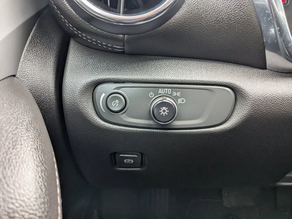 Used 2025 Summit White Chevrolet LT image 20
