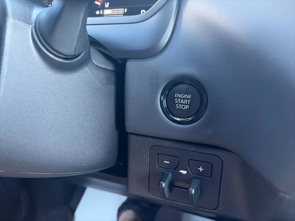 Used 2025 Silver Toyota Platinum image 25