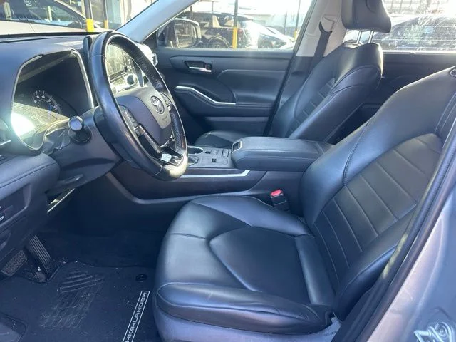 Used 2021 Silver Toyota XLE image 19