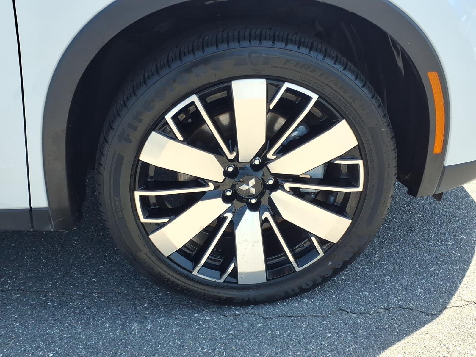 Used 2025  Mitsubishi SE image 12