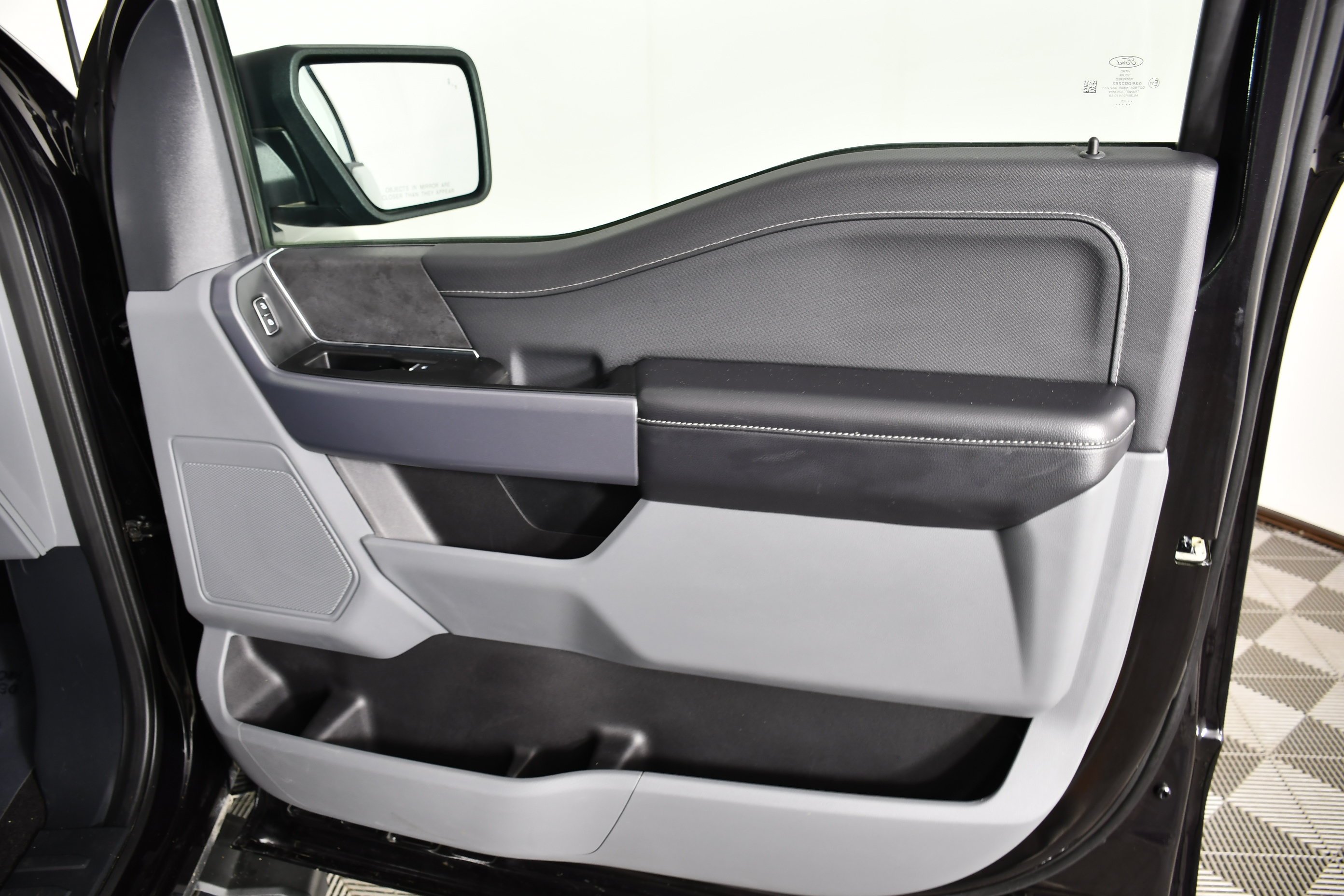 Used 2025 Black Metallic Ford XLT image 40