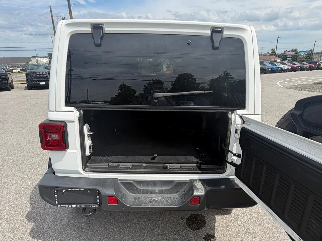 Used 2021 White Jeep Unlimited Sahara image 41