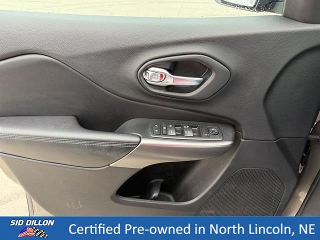 Used 2020 Light Brownstone Pearlcoat Jeep Latitude image 18