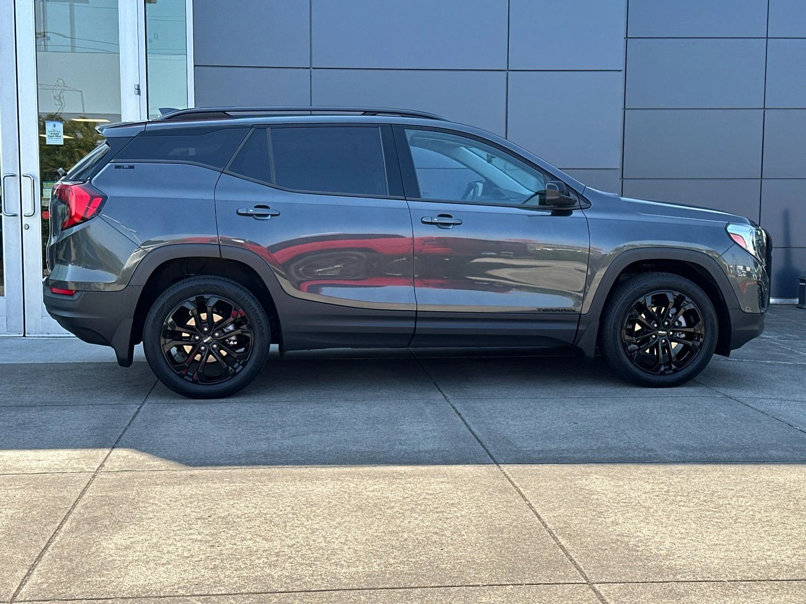 Used 2020 Graphite Gray Metallic GMC SLE image 2