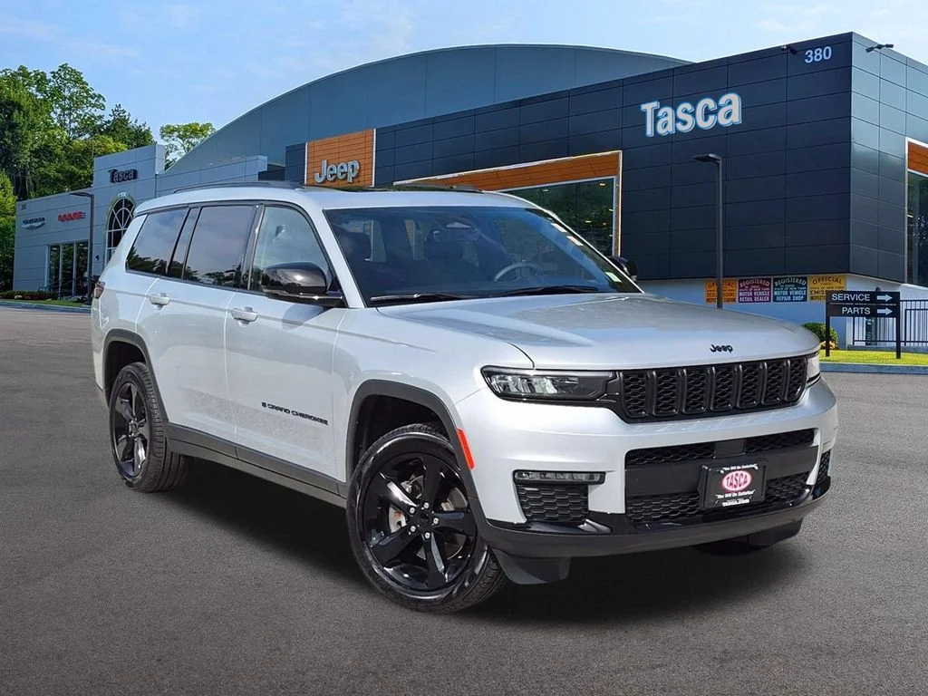 Used 2025 Silver Jeep Limited image 1