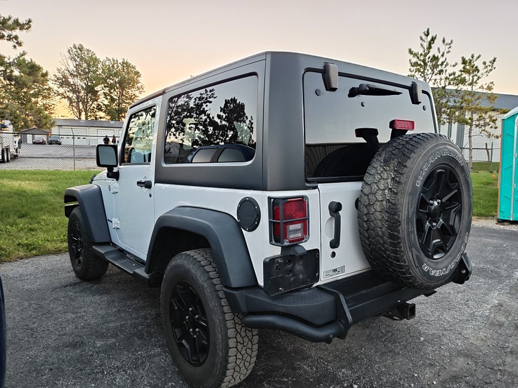 Used 2013 White Jeep Sahara image 5