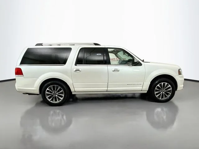 Used 2017 White Platinum Clearcoat Lincoln Select image 8