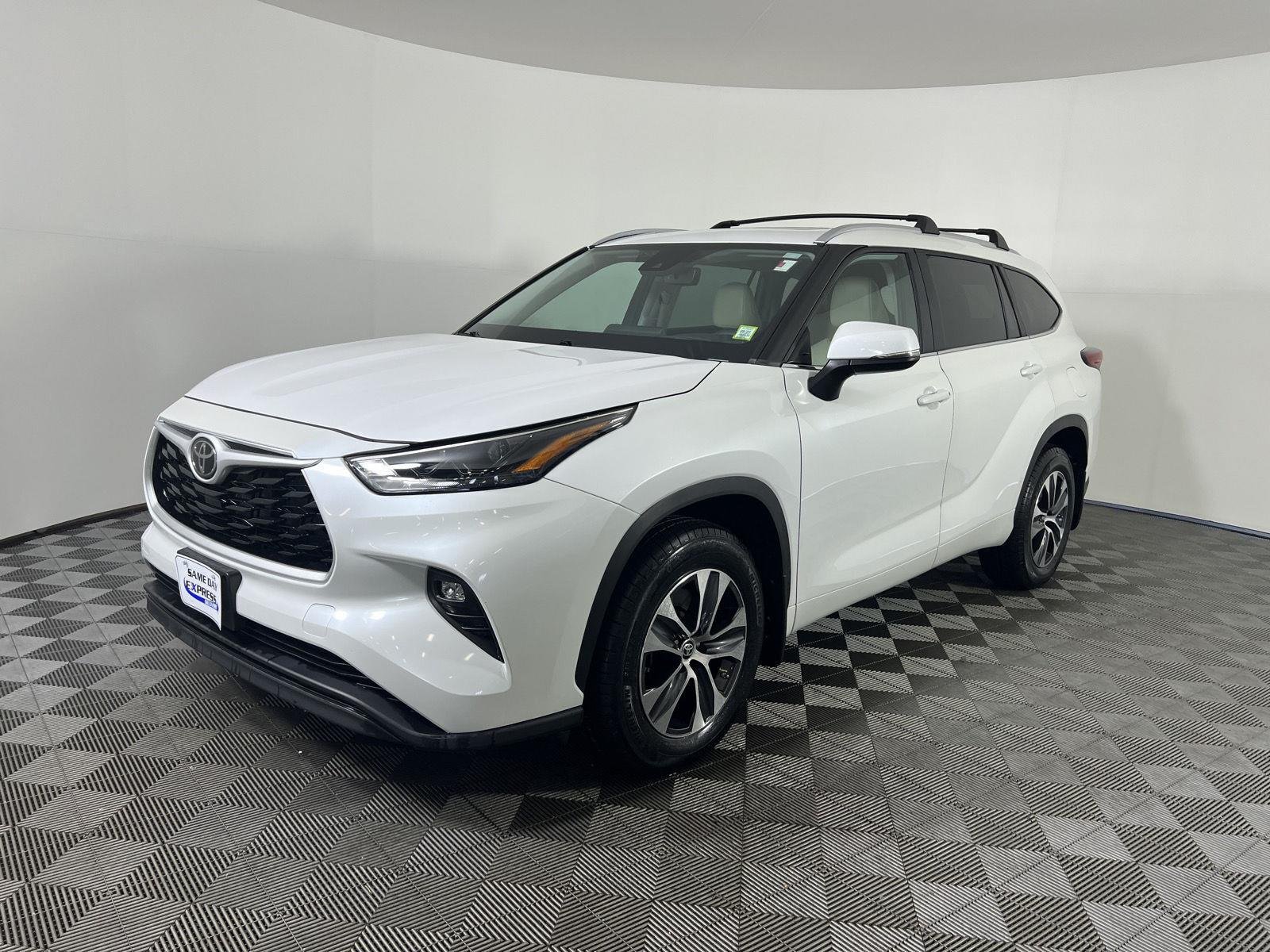 Used 2023 Wind Chill Pearl Toyota XLE image 32
