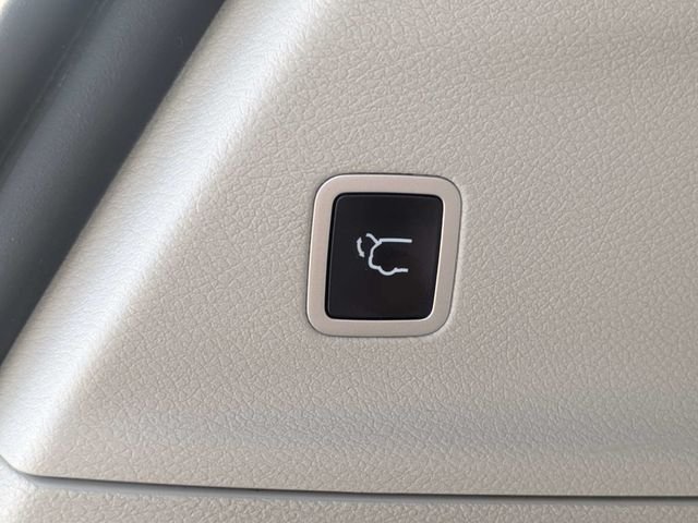 Used 2020 Silver Chrysler Limited image 13