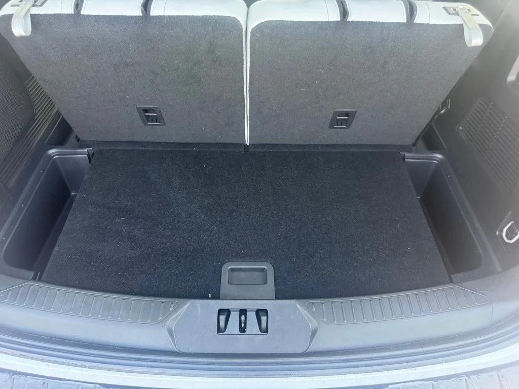 Used 2025 White Metallic Ford Platinum image 46