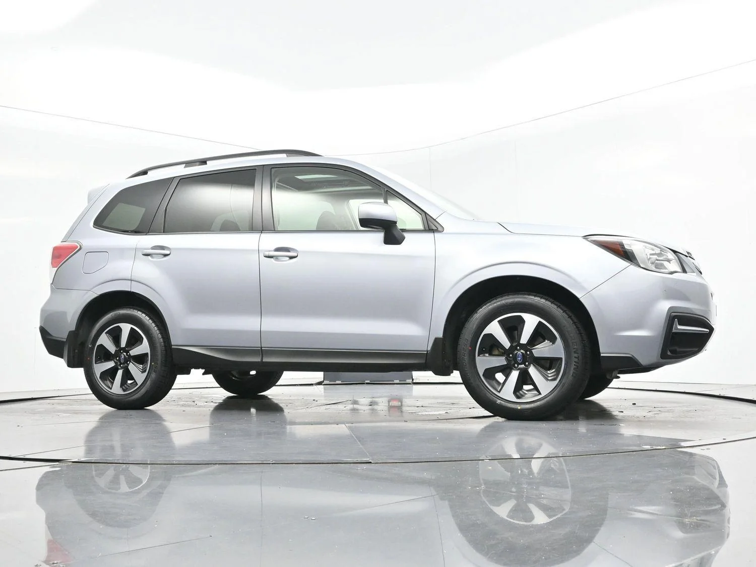 Used 2018 Ice Silver Metallic Subaru Premium image 39