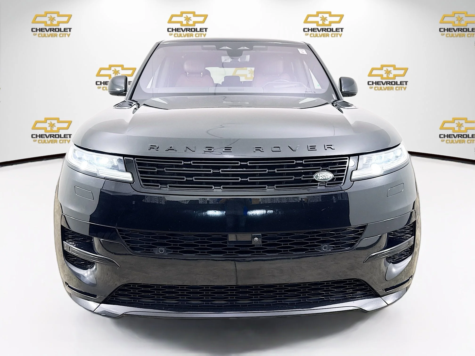 Used 2023  Land Rover SE Dynamic image 2