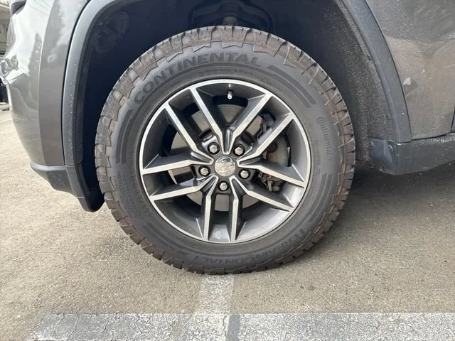 Used 2018 Crystal Metallic Jeep Limited image 24