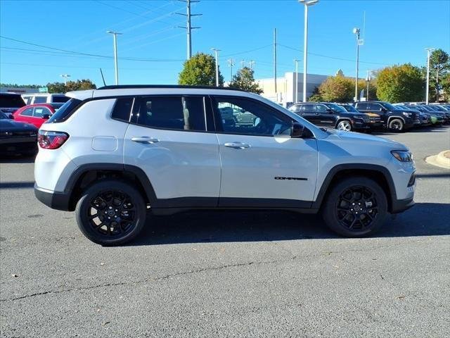 New 2026 Silver Zynith Metallic Clear-Coat Exterior Paint Jeep Latitude image 19