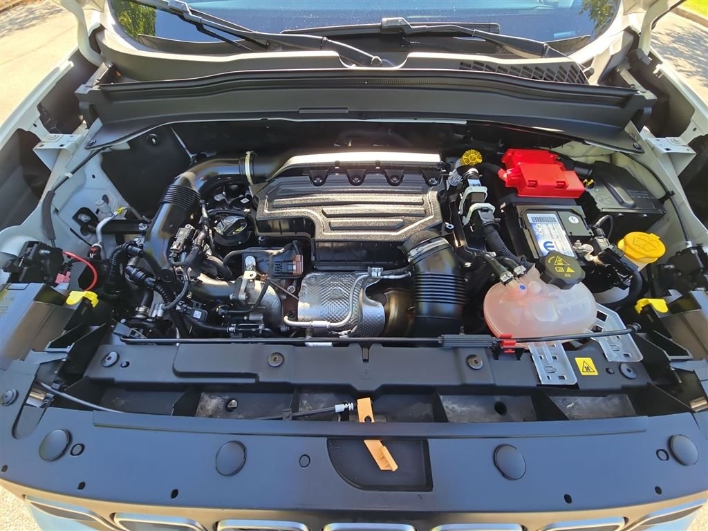 Certified Used 2023 White Jeep Latitude image 10
