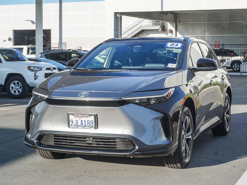 Used 2023  Toyota XLE image 3