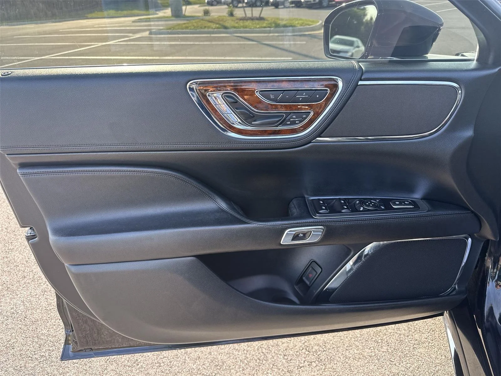 Used 2019 Infinite Black Metallic Lincoln Select image 12