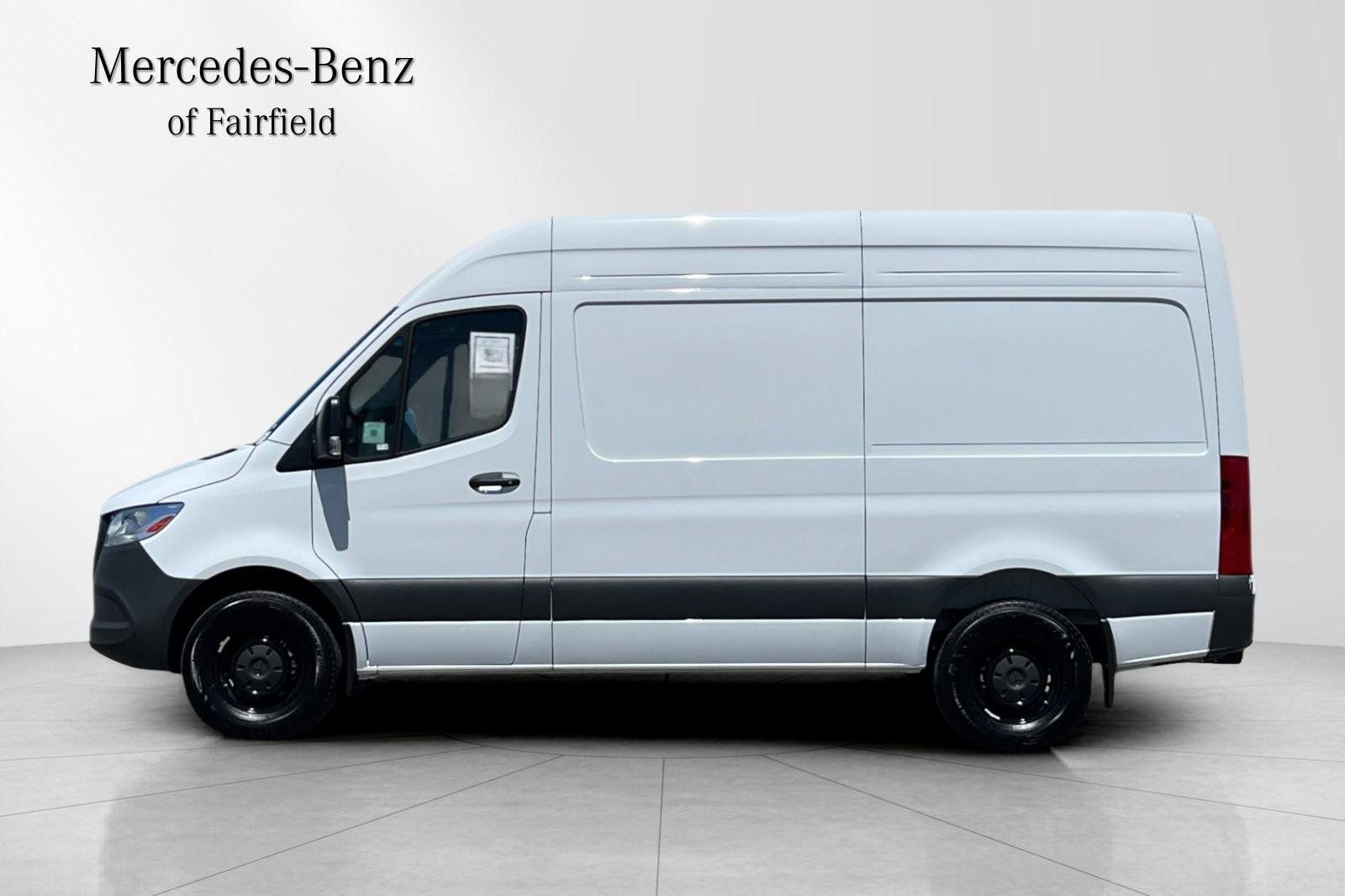 Used 2025  Mercedes-Benz Cargo 144 WB image 4