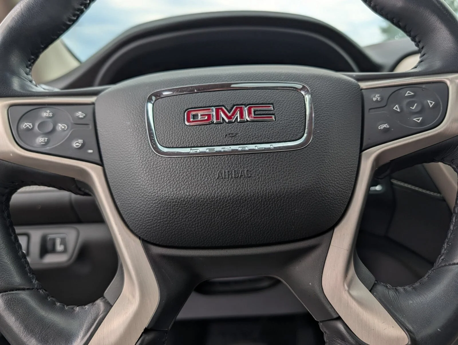 Used 2019 EBONY TWILIGHT METALLIC GMC Denali image 28