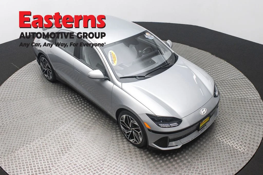 Used 2023 Silver Hyundai SEL image 3