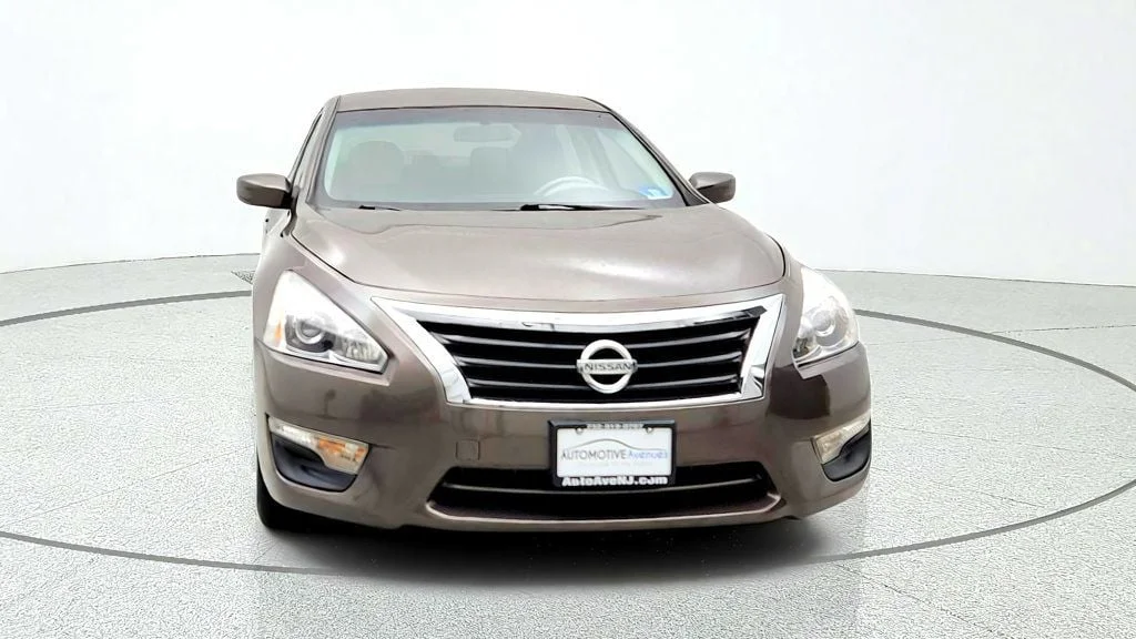 Used 2014 Java Metallic Nissan 4dr Sedan I4 2.5 SV image 2