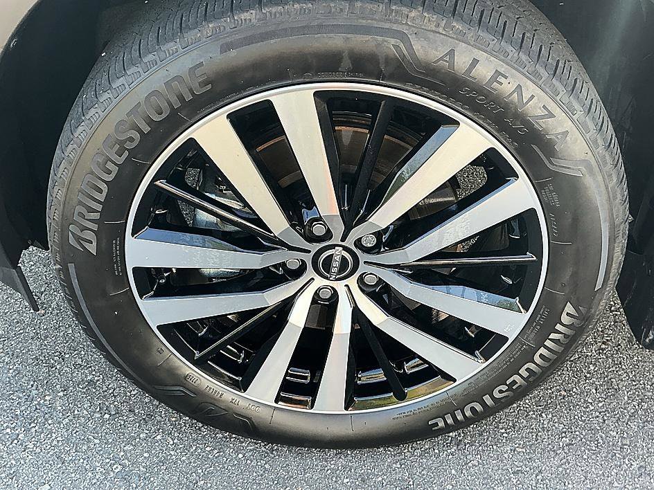 Used 2025 Gun Metallic Nissan Platinum image 9