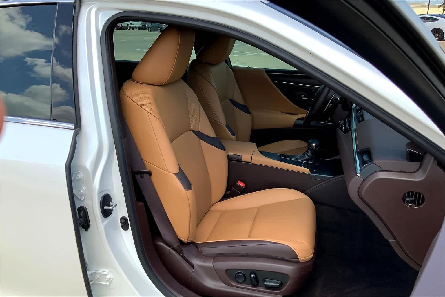 Used 2020 Eminent White Pearl Lexus  image 8