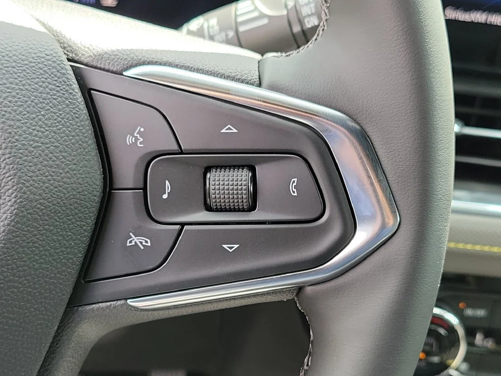 New 2026 Mosaic Black Metallic Chevrolet ACTIV image 10
