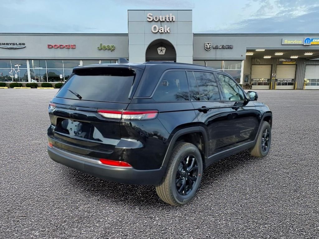 New 2026 Diamond Black Crystal Pearl-Coat Exterior Paint Jeep Altitude image 3