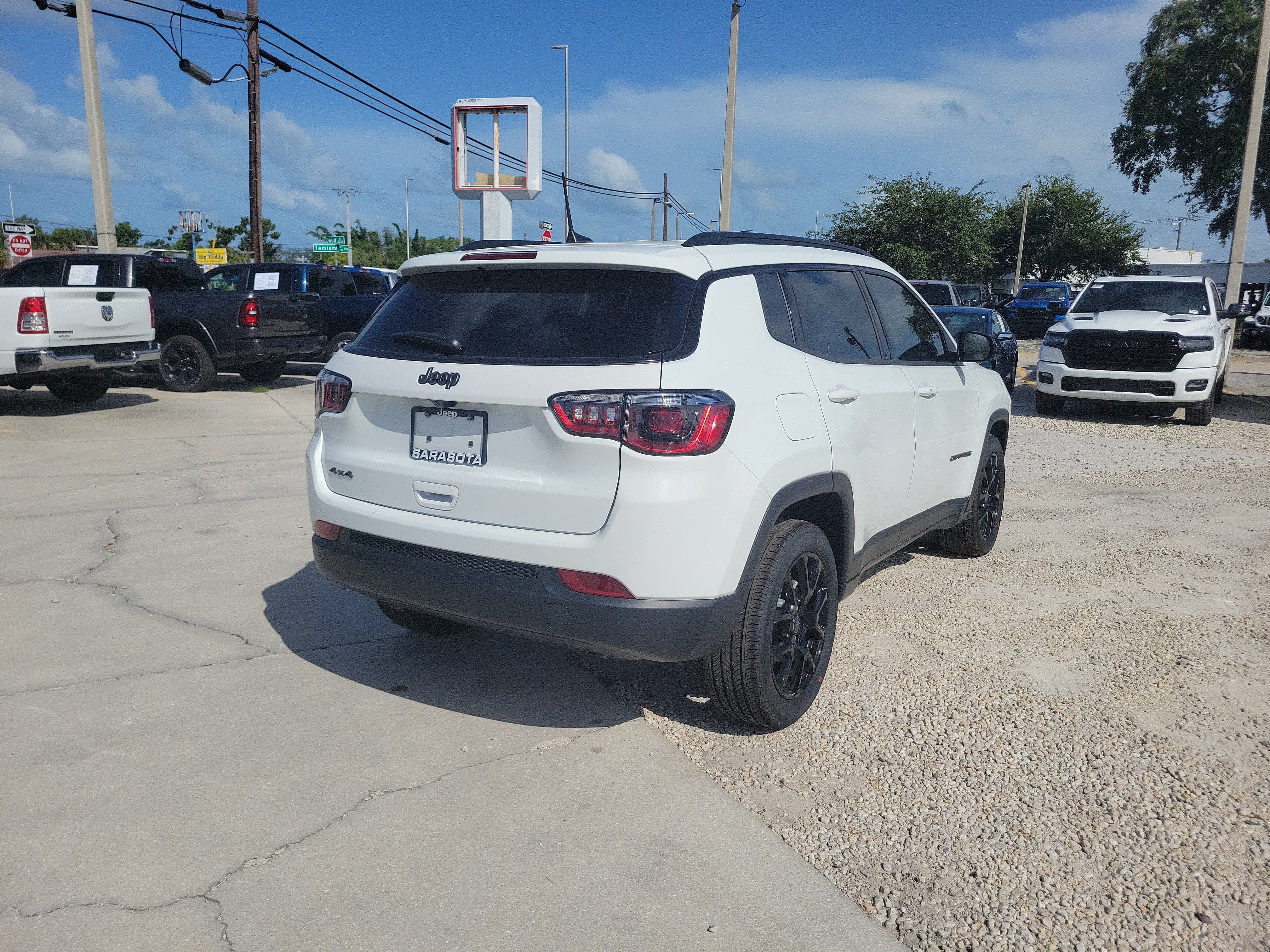 New 2026 Bright White Clearcoat Jeep Latitude Altitude image 7