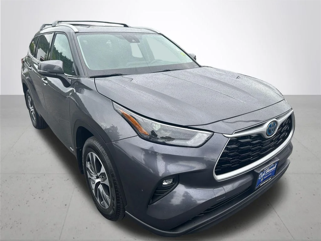 Used 2022 Gray Toyota XLE image 5