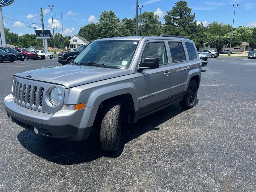 Used 2015 Billet Silver Metallic Clearcoat Jeep Sport image 6