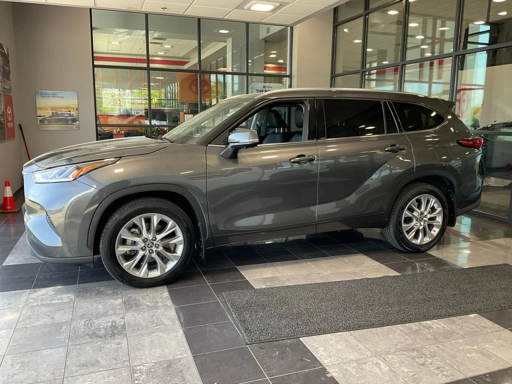 Used 2023 Toyota Highlander Limited with VIN 5TDKDRBH2PS521183 for sale in Kansas City