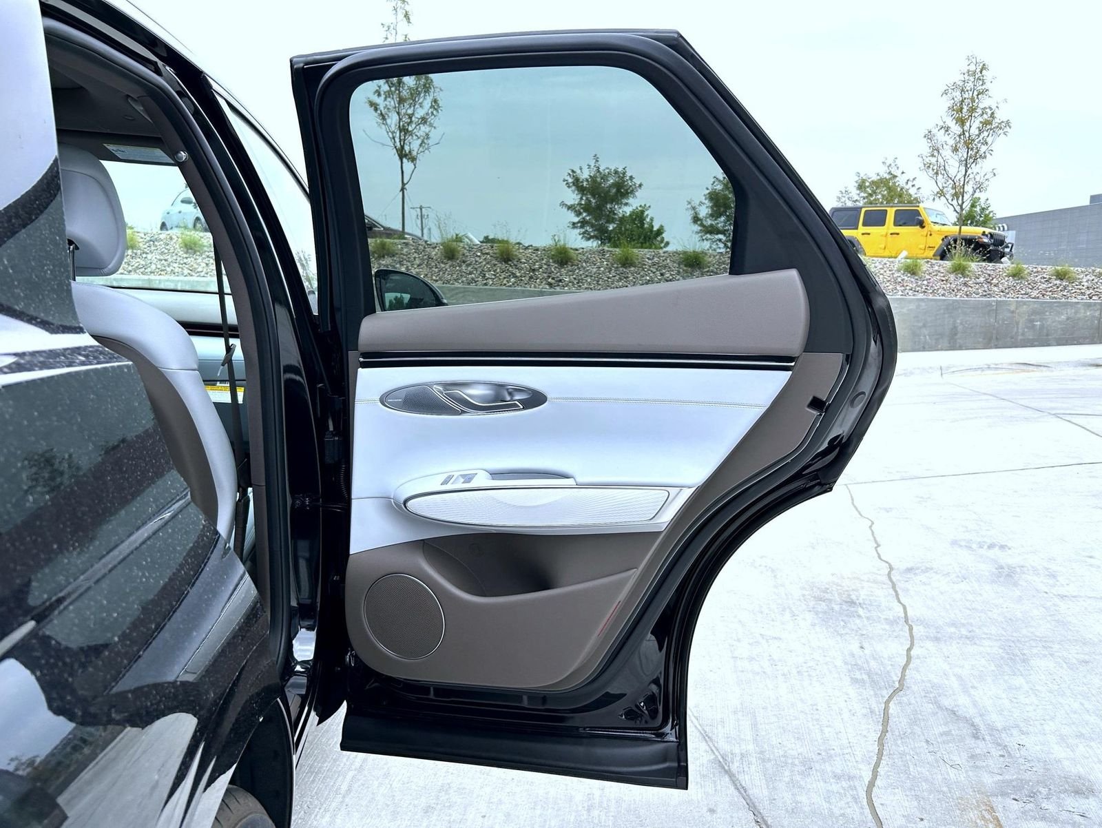 New 2026 Black Genesis 2.5T Advanced image 17