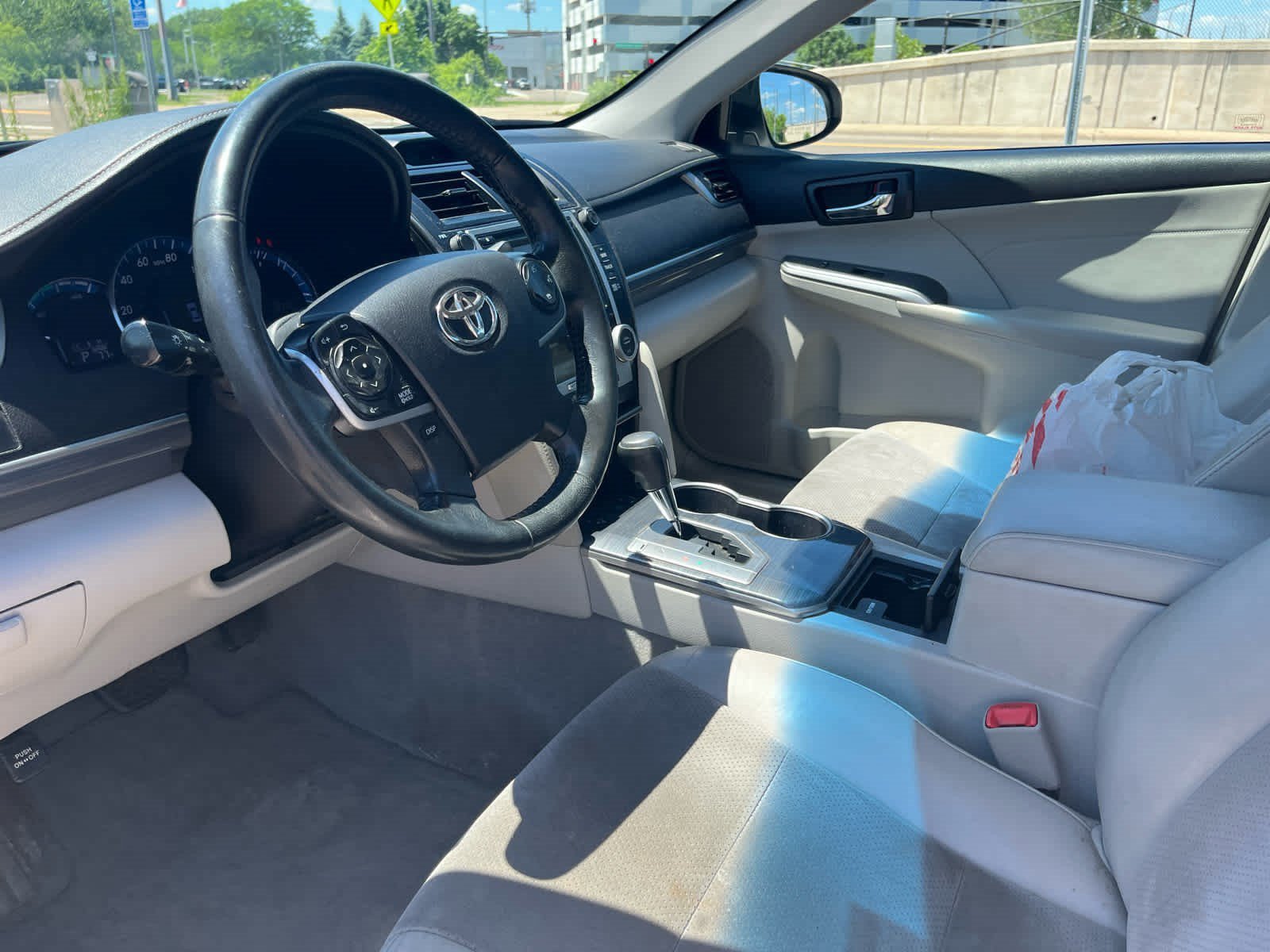 Used 2014 Super White Toyota XLE image 11