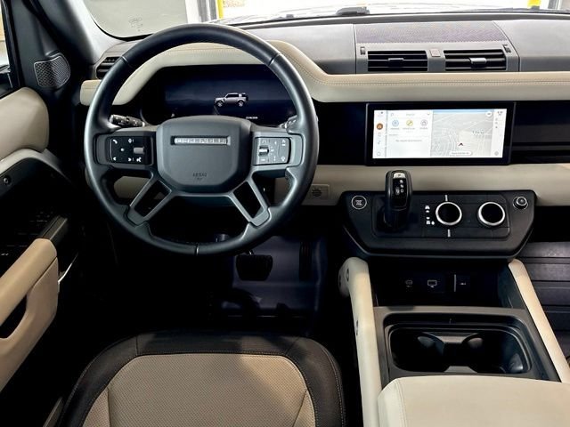 Used 2024 White Land Rover X-Dynamic SE image 18