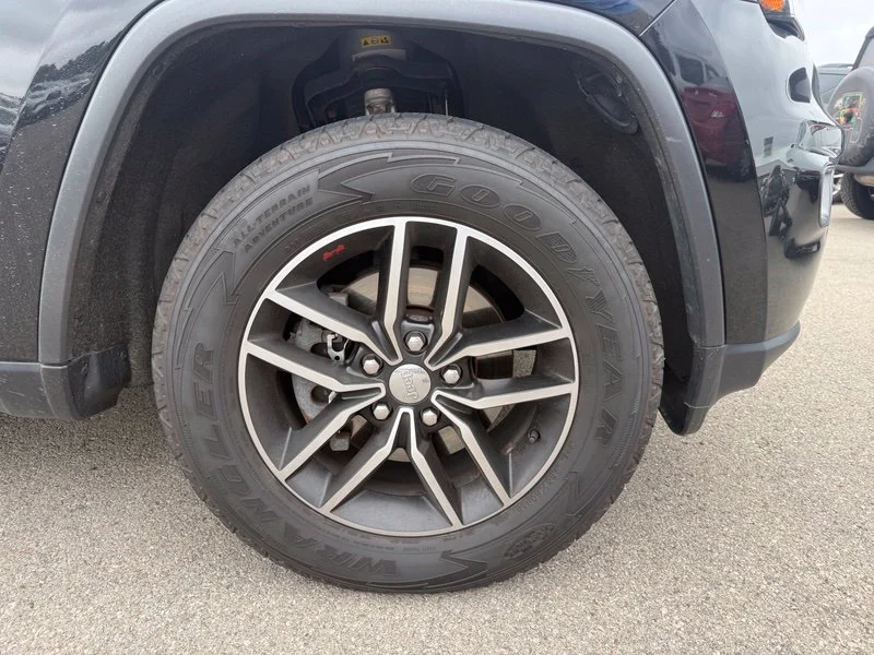 Used 2018 Black Jeep Trailhawk image 16