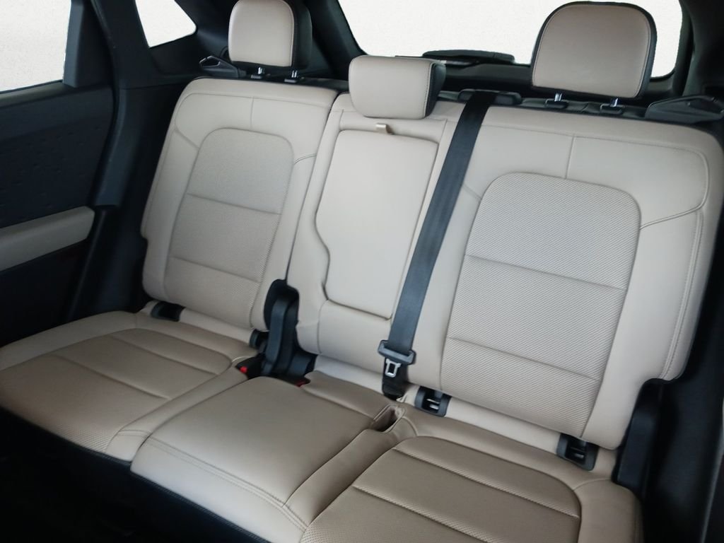 Used 2020 Gold Ford SEL image 9