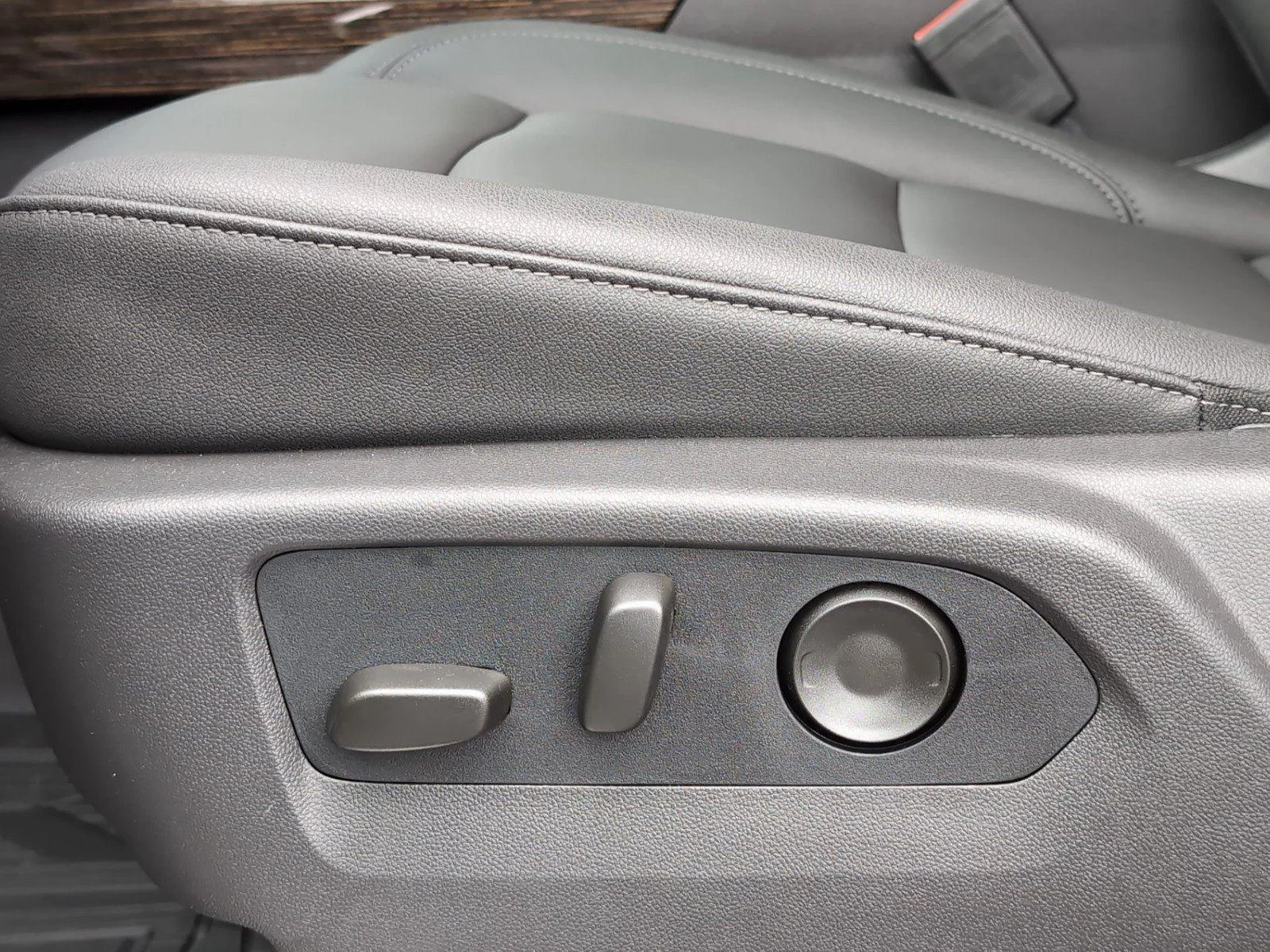 New 2026 Summit White GMC Elevation image 17