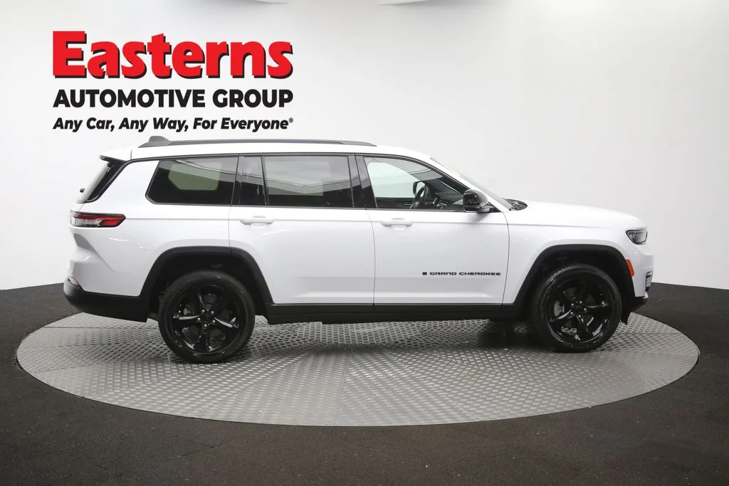 Used 2023 White Jeep Altitude image 46