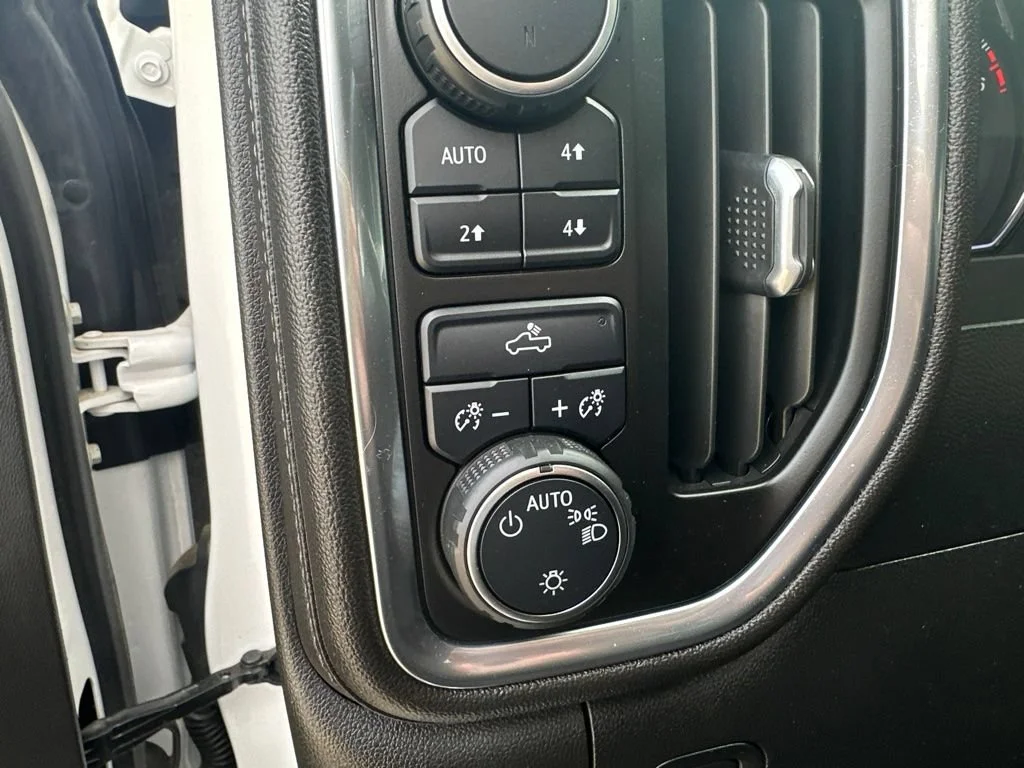 Used 2022 Iridescent Pearl Tricoat Chevrolet LT image 11