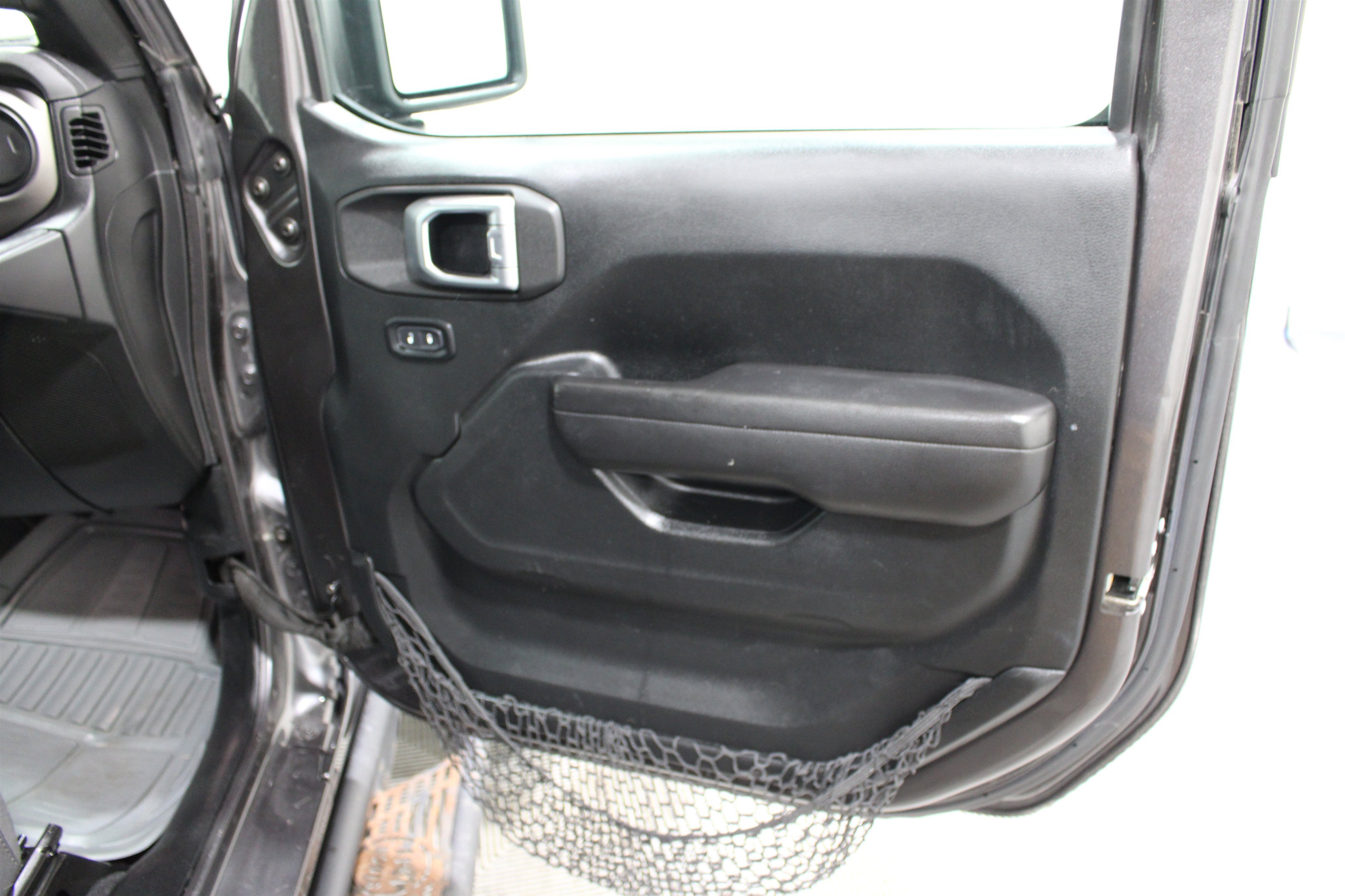 Used 2018 Granite Crystal Metallic Clearcoat Jeep Sport S image 25