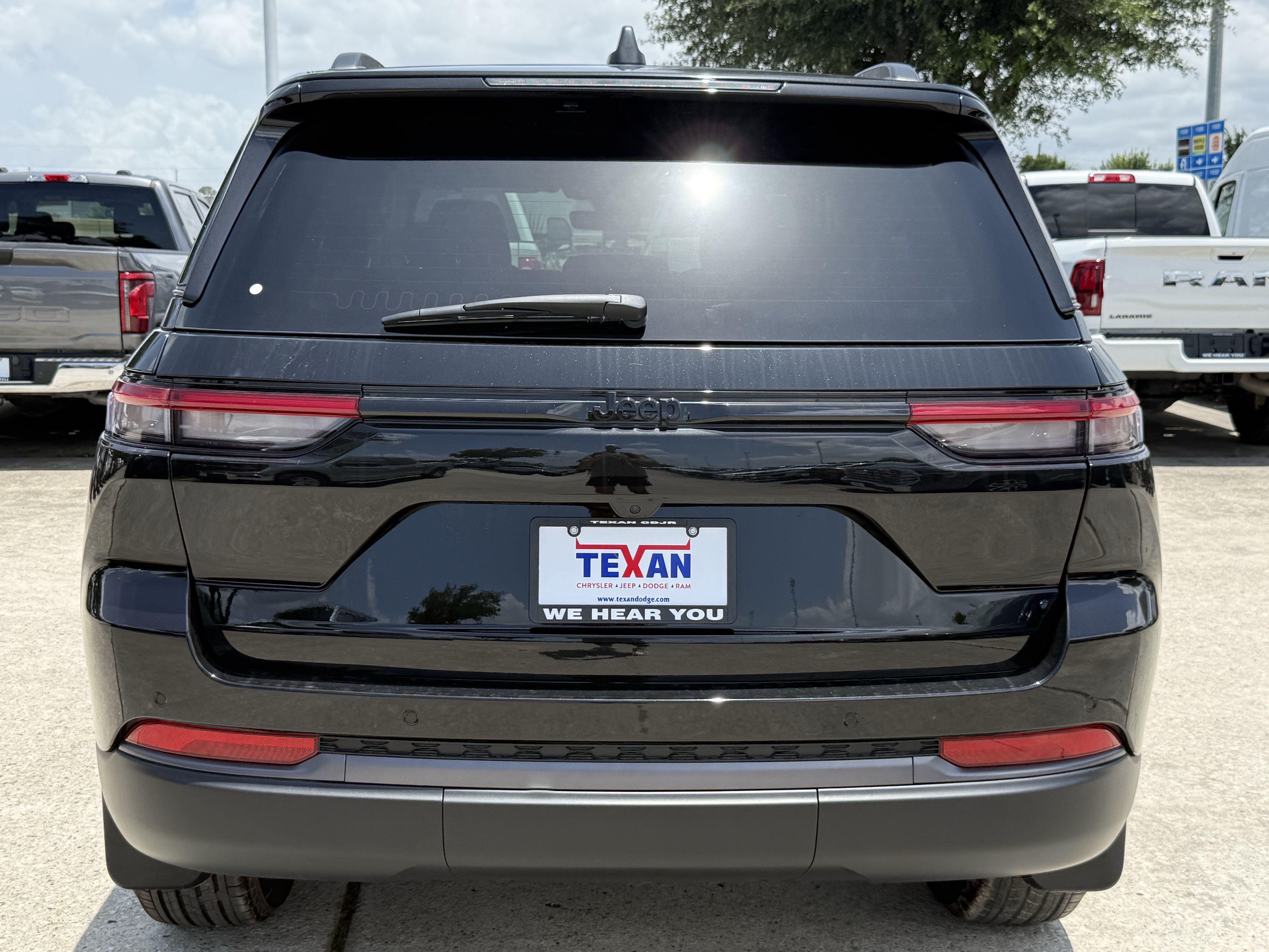 New 2026 Diamond Black Crystal Pearl-Coat Exterior Paint Jeep Laredo Altitude image 5