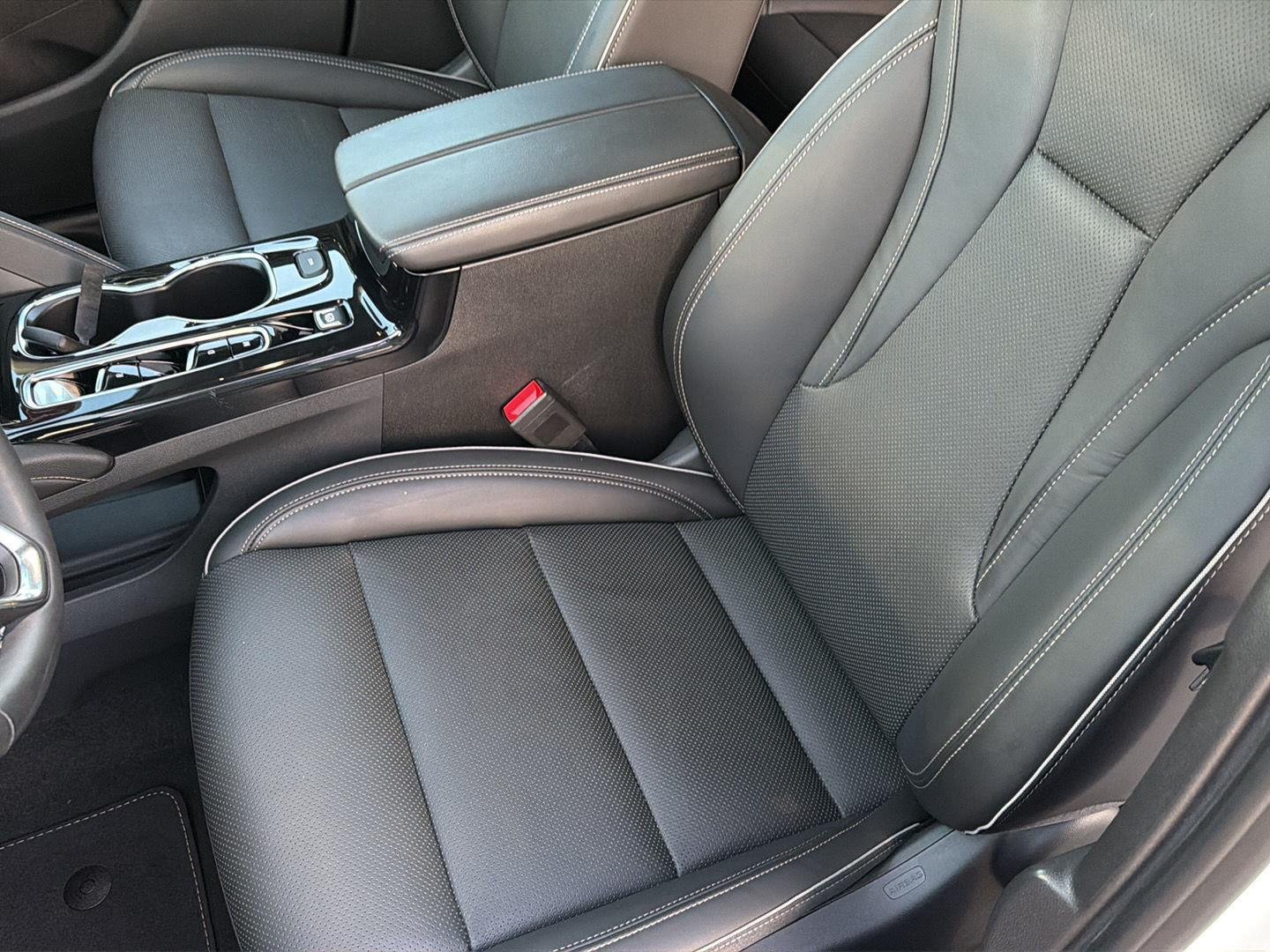 Used 2023 Summit White Buick Essence image 31