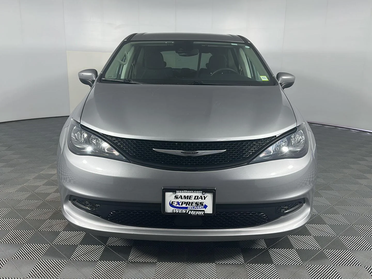 Used 2021 Billet Silver Metallic Clearcoat Chrysler LX image 3
