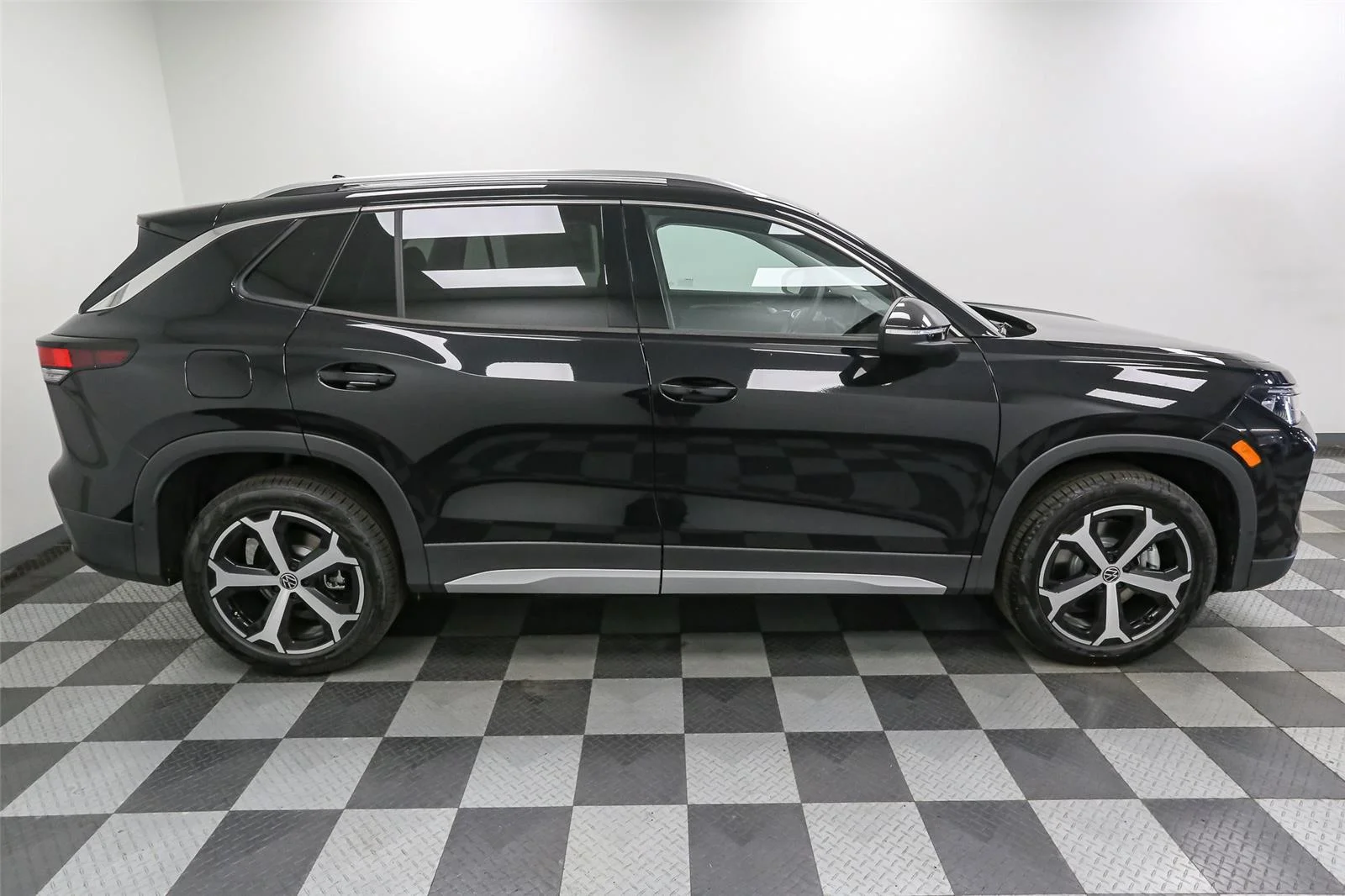 New 2026 Deep Black Pearl Volkswagen SE image 7